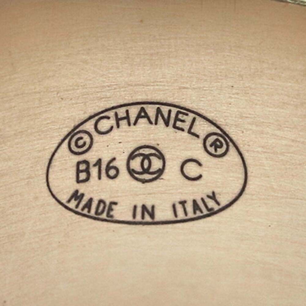 CHANEL Gold Pearl Logo Ring - Picture 4 of 7